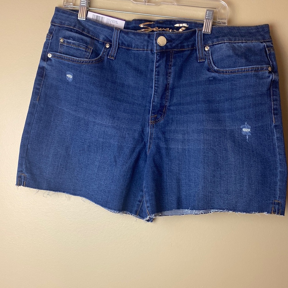 Seven7 Weekender shorts, size 16